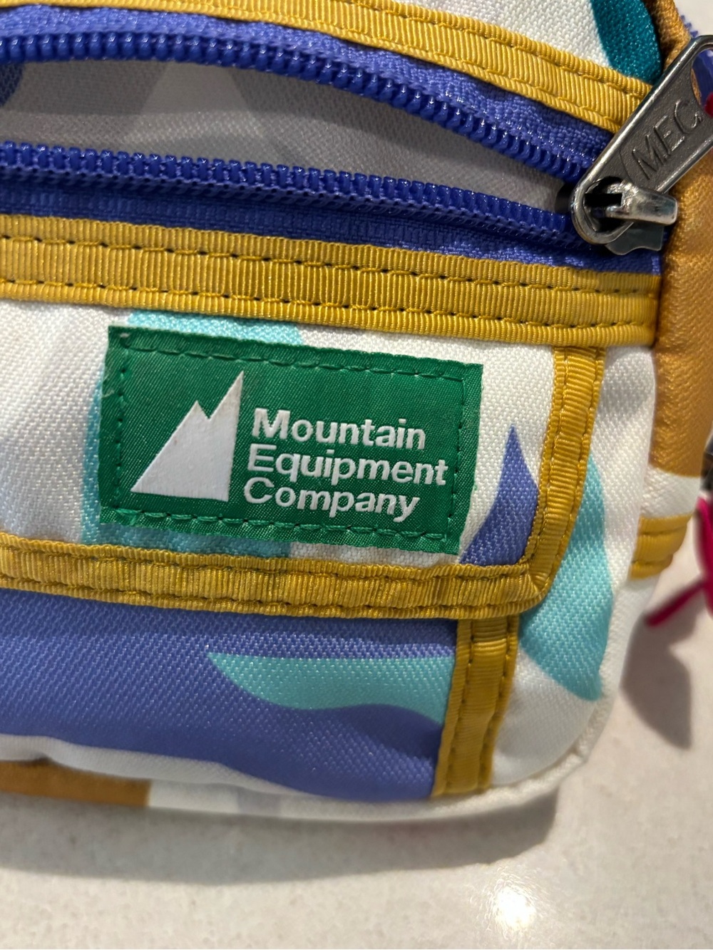 MEC Mountain Equipment Company Geometric Retro Hip Pack Fanny Bag Flaws - Picture 2 of 16